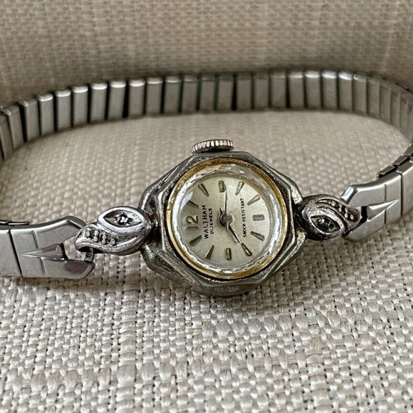 Vintage Waltham Ladies Wristwatch Handwinding Shock Resistance Quartz Watch - Picture 6 of 11